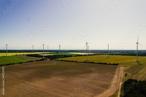 Viele Windräder erneuerbare Energie in Landschaft mit Feldern weite Sicht mit Drohne von oben