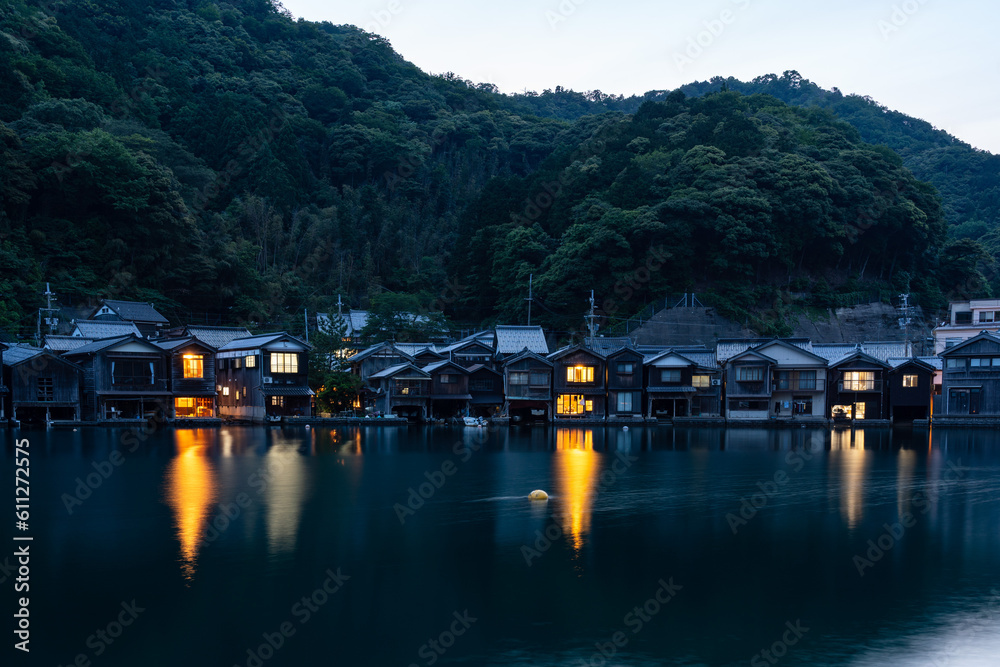 Naklejka premium Night view of traditional boathouses at Ine Town in Kyoto, Japan.