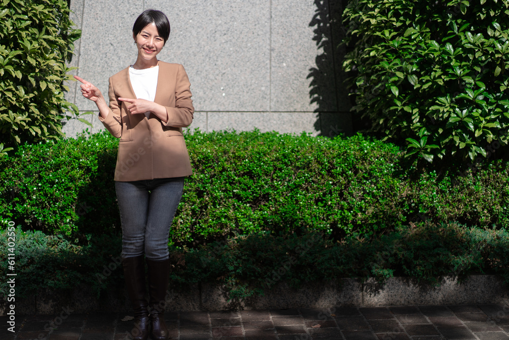 Foto de 指を差す女性 do Stock | Adobe Stock