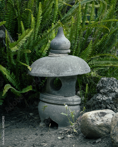 Adorno de piedra en jardín chino © Alicia