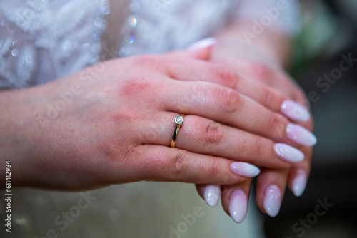 dłoń pierścionek zaręczynowy kwiaty ślub rodzina wesele para młoda