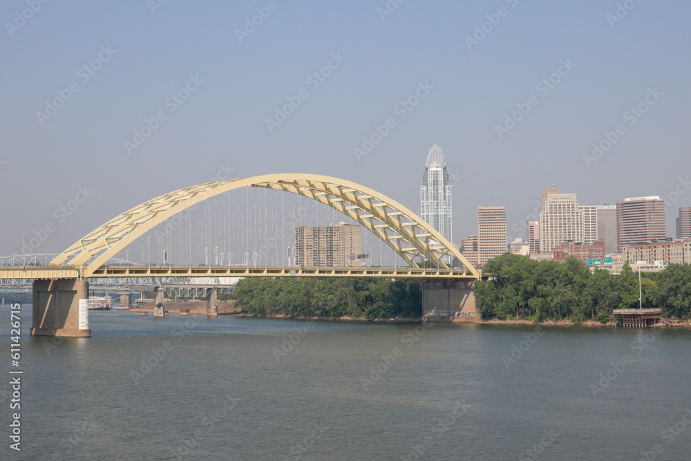 Fototapeta premium Cincinnati Downtown Skyline including the Great American tower and Daniel Carter Beard Bridge along the Riverfront.