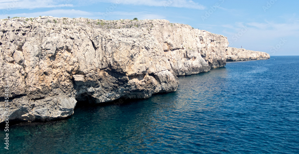 Vista panoramica della costa rocciosa del Plemmirio