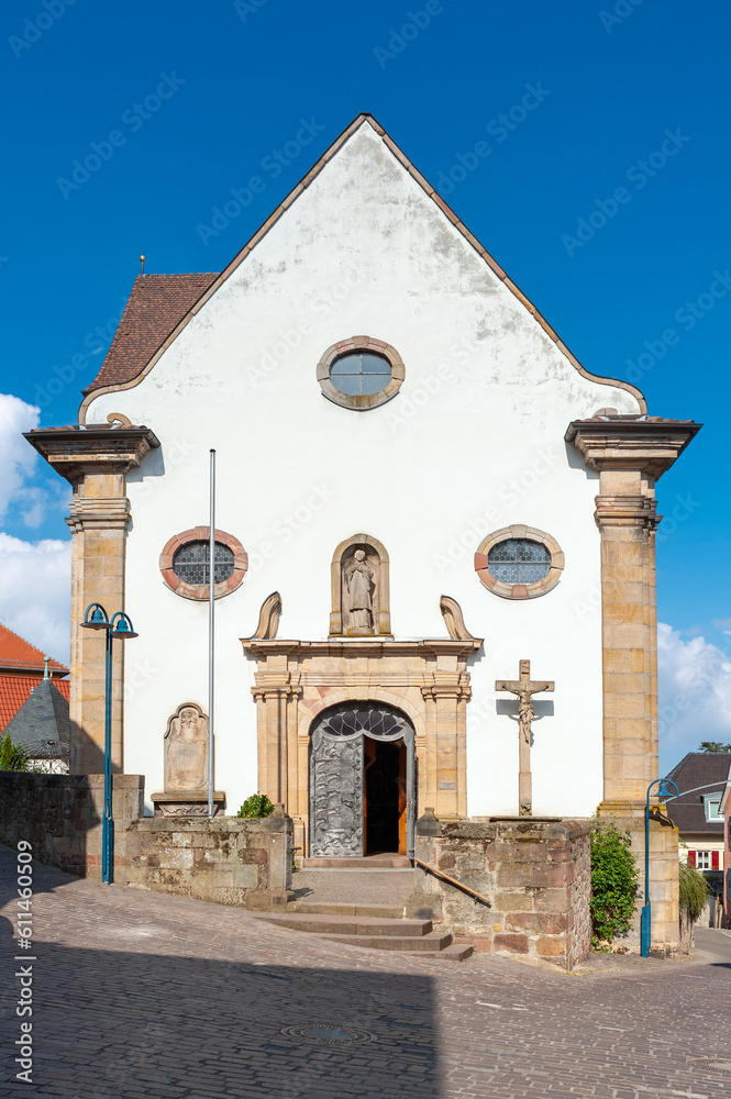 Fototapeta premium Westfassade der katholischen Kirche Sankt Stephanus in Gleisweiler. Region Pfalz im Bundesland Rheinland-Pfalz in Deutschland