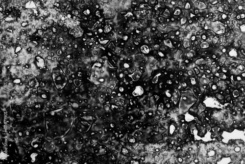 Grungy Hintergrundmuster aus verlaufener Farbe mit Blasen, schwarz-weiß Maske aus verschütteter, verschmierter Tinte