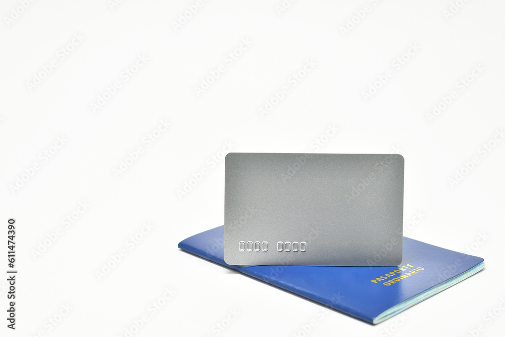 Tarjeta de Crédito Plateada y pasaporte. Concepto de viajes y uso de tarjeta de Crédito. Espacio para texto al lado izquierdo.