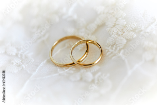oro, boda, anillas, dorada, amor, alhajas, compromiso, metal, 2, símbolo, par, romance, anillo de bodas, alhaja, alianzas, alianza, bordado, tela, seda, blanco