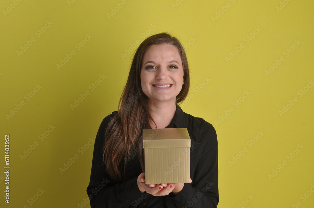 mulher linda sorridente segurando presente nas mãos mulher linda sorridente segurando presente nas mãos