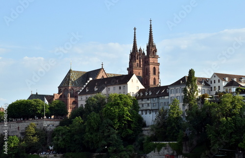 Münster in Basel hinter Häusern am Rhein