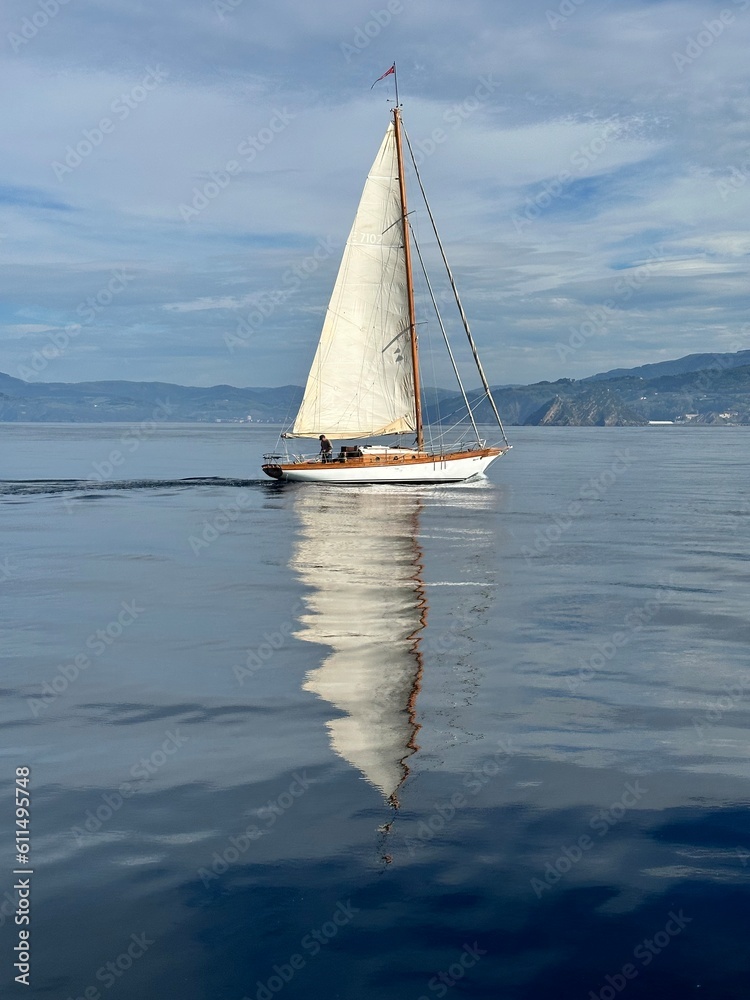 Obraz premium Velero de madera navegando en Zumaia
