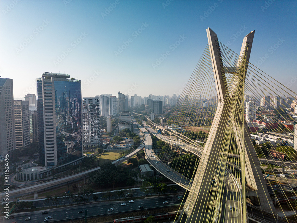 Obraz premium 2023 view of the Pinheiros river with modern buildings beside it and the famous Octavio Frias de Oliveira bridge in the city of São Paulo.
