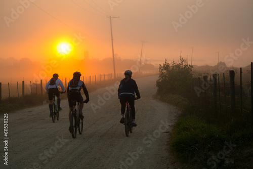 Ciclista ao nascer do Sol photo
