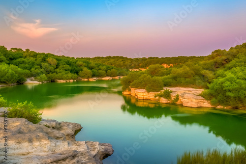 uma bela paisagem natural durante o p  r do sol  um lago tranquilo com   guas cristalinas que refletem as cores do c  u