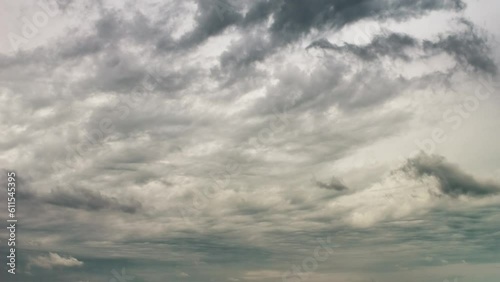空に雲が躍動する映像