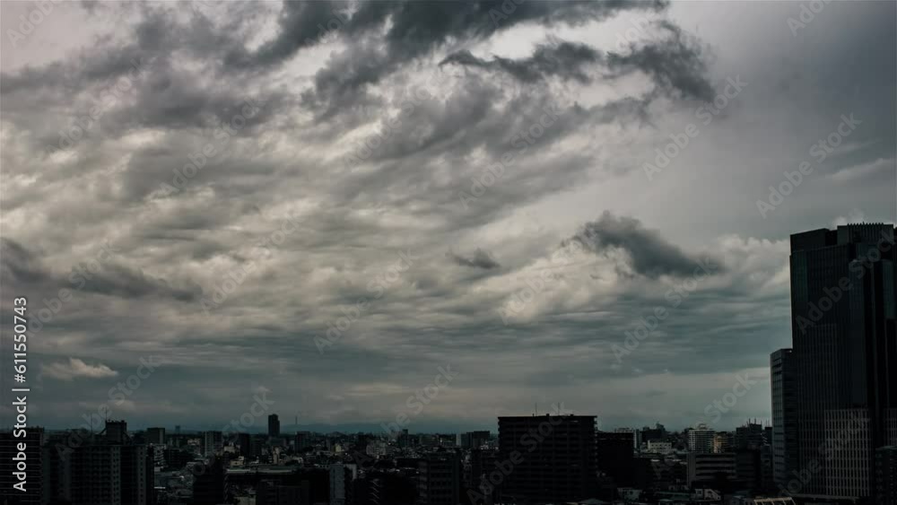 空と雲と街とビルの映像、嵐の昼間 空と雲と街とビルの映像、嵐の昼間