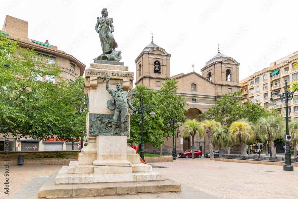 Obraz premium Zaragoza, Spain - May 01, 2023: old buildings of the historic center of the city of Zaragoza in Spain