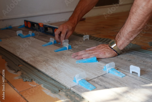 Pose de carrelage au sol dans une maison par un artisan