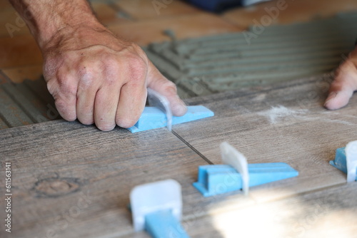 Pose de carrelage au sol dans une maison par un artisan