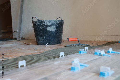 Pose de carrelage au sol dans une maison par un artisan © Patrick Bonnor