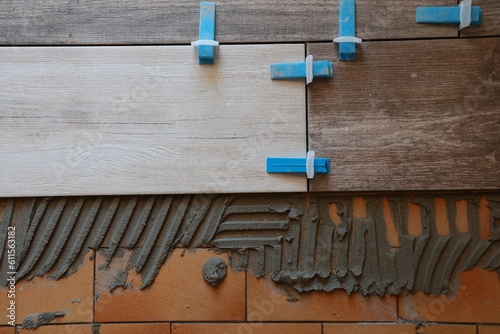Pose de carrelage au sol dans une maison par un artisan