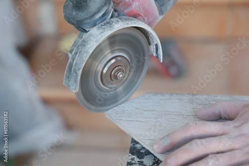 Pose de carrelage au sol par un artisan dans une maison