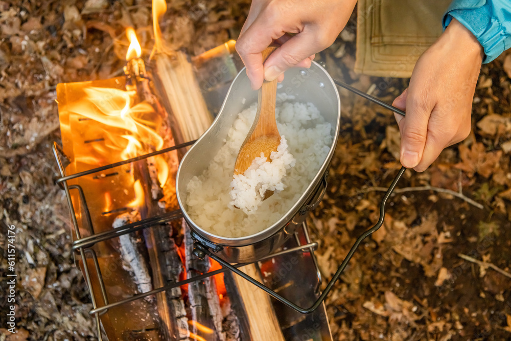 Fototapeta premium キャンプのカレー Making curry outdoors at the campsite 