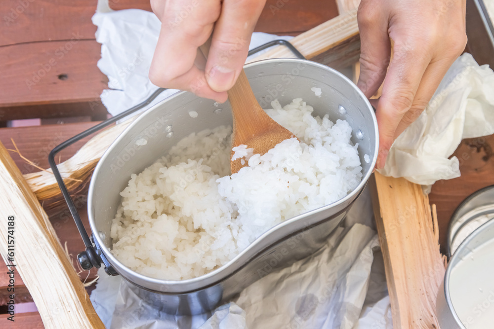 Fototapeta premium アウトドア。はんごうでごはん rice cooker for outdoor and camping