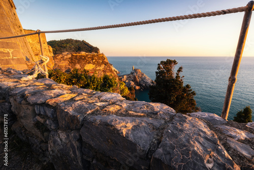 Punto di vista insolito al tramonto per la Chiesa di San Pietro a Portovenere, provincia di La Spezia, Liguria, Italia, Europa