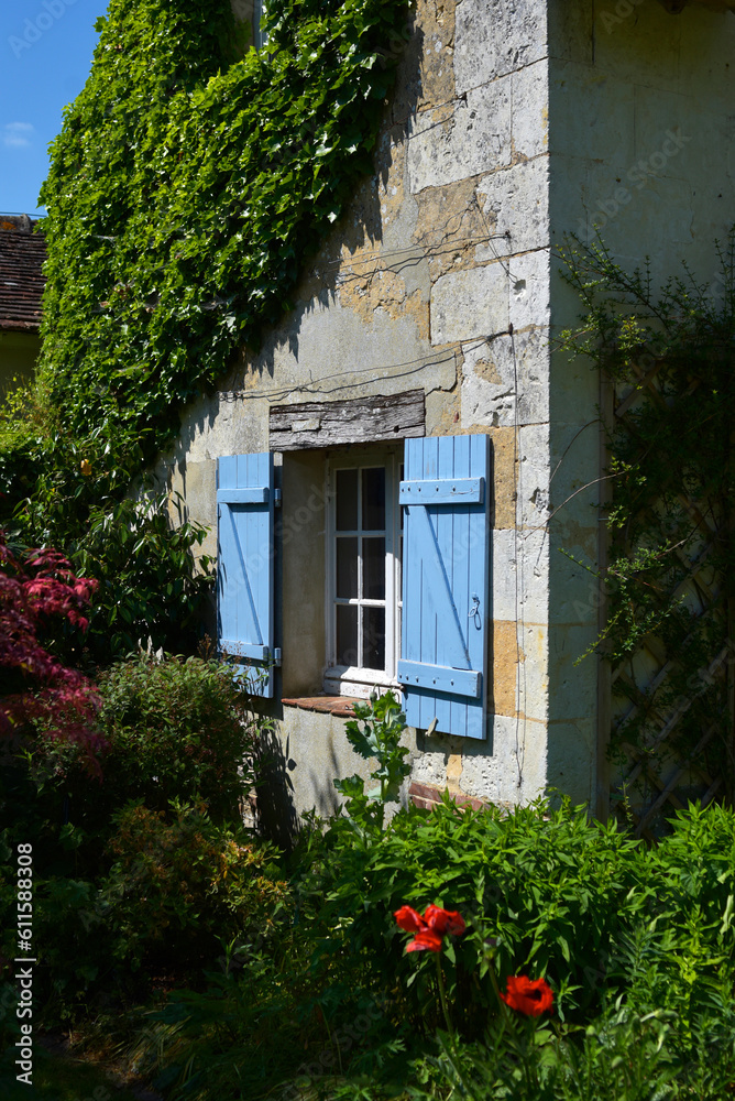 fenêtre et volets bleus en bois