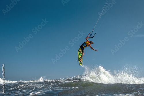 Kitesurf freestyle on the waves