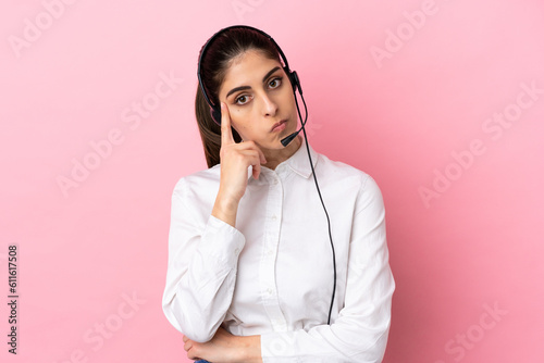 Papier peint Young telemarketer over isolated background thinking an idea