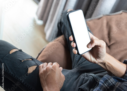 Konstfotografi lifestyle man holding black smartphone with white screen and sitting on chair at