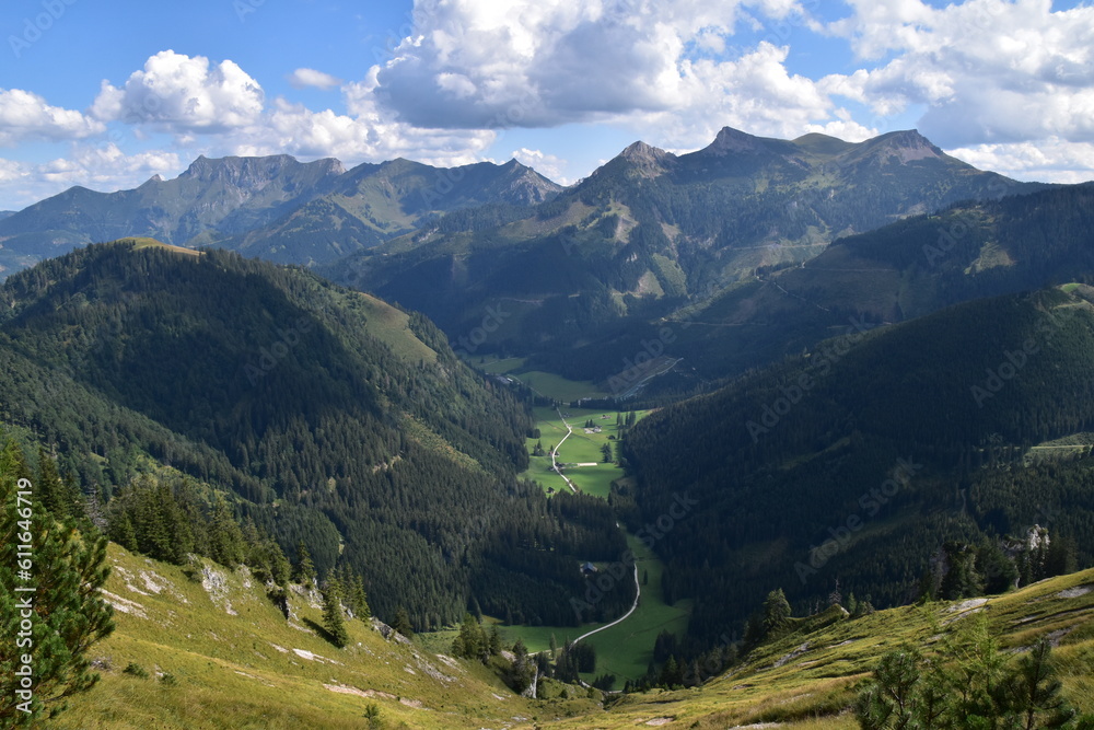 Blick auf Eisenerzer Ramsau mit Skiflugschanze und Stadelstein und Eisenerzer Reichenstein im HIntergrund