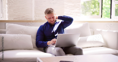 Foto Man Working On Laptop Computer With Neck Injury Pain
