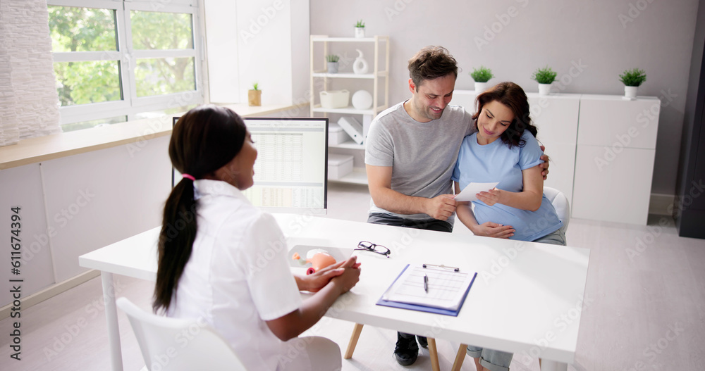 Obraz premium Female Doctor Explaining Ultrasound Scan To Woman