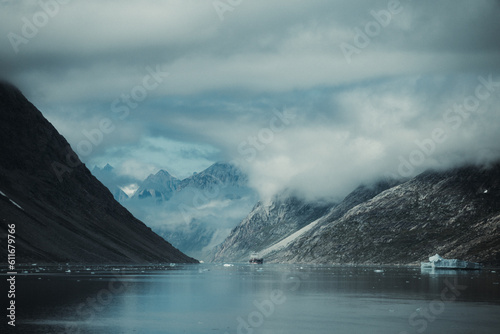 Foto Barco Solitario Navegando por Fiordo Prins Christian Sund en Groenlandia