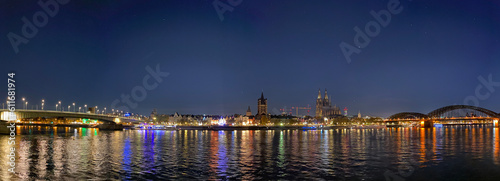 Der Rhein mit der Skyline von Köln bei Nacht.