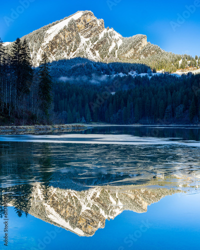 Berg spiegelt sich im vereisten See