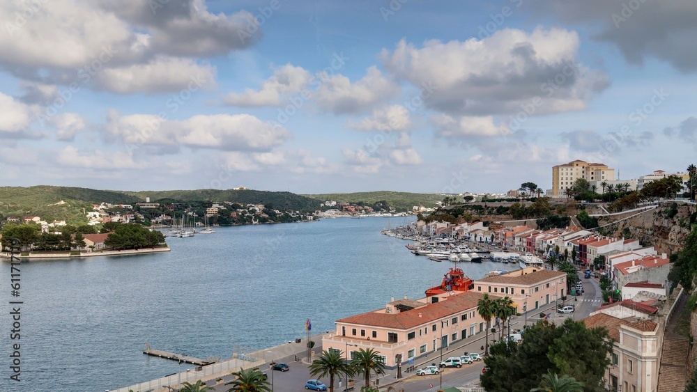 survol du chenal d'entrée à port mahon sur l'ile de Minorque aux Baléares, Espagne
