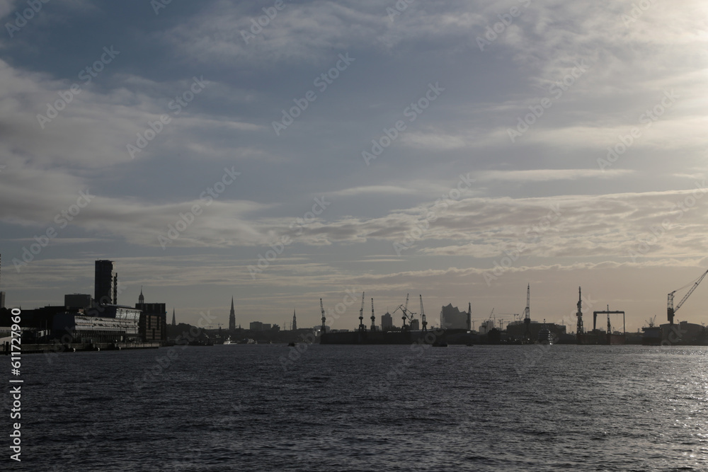 Hafen Hamburg bei sonnenaufgang mit blick auf die Elbe