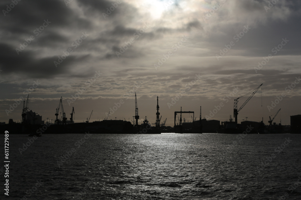 Hafen Hamburg bei sonnenaufgang mit blick auf die Elbe