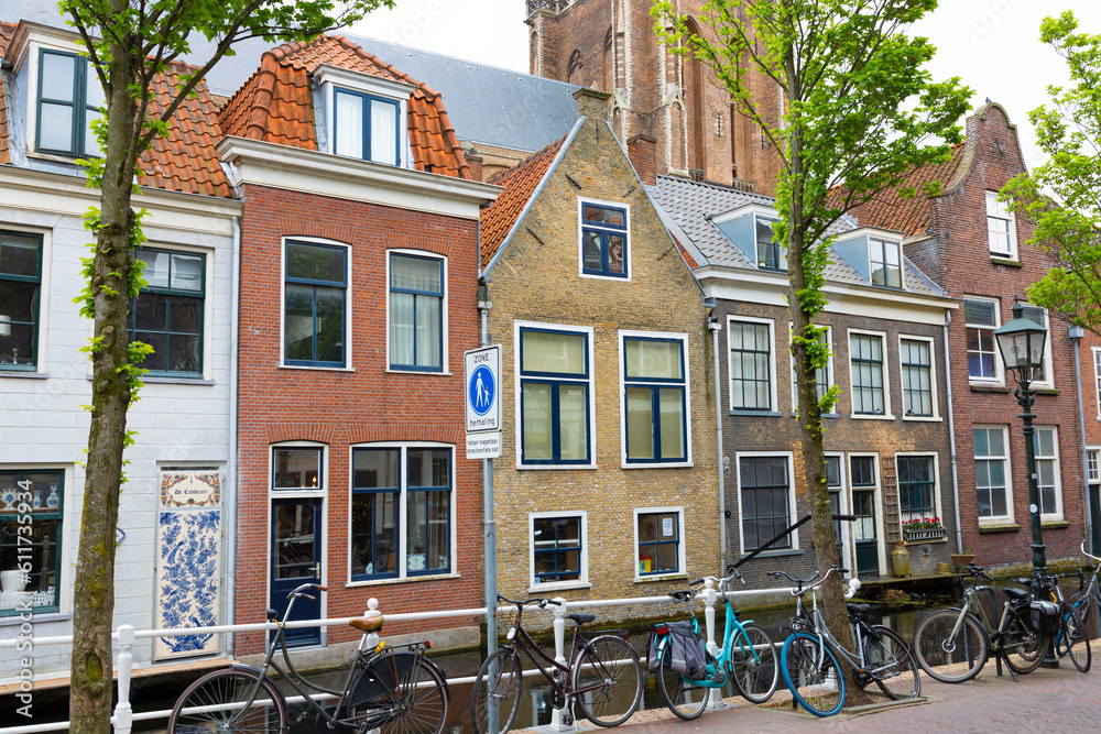 Tipiche facciate di case su un canale a Delft