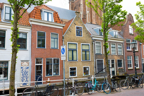 Tipiche facciate di case su un canale a Delft photo