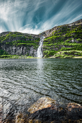 Wasserfall an einem See in Norwegen