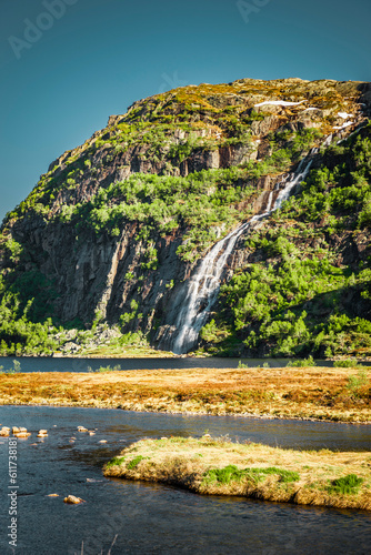Wasserfall an einem See in Norwegen