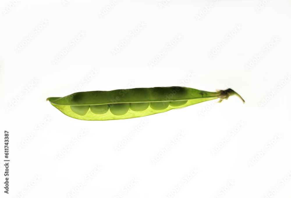 Obraz premium young green peas, close-up in the middle on a white background. for postcards promotional banners business cards labels splash screens and more