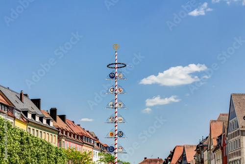 Maibaum auf der Maximilianstraße in der Innenstadt von Bayreuth, Deutschland
