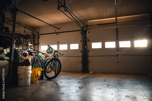 Foto garage with stuff in it