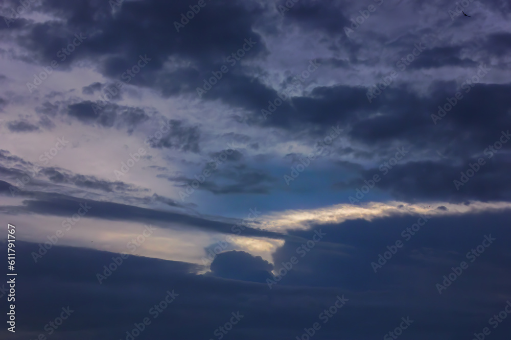 Obraz premium Summer evening sky in the picturesque clouds, lit by the rays of the setting sun.