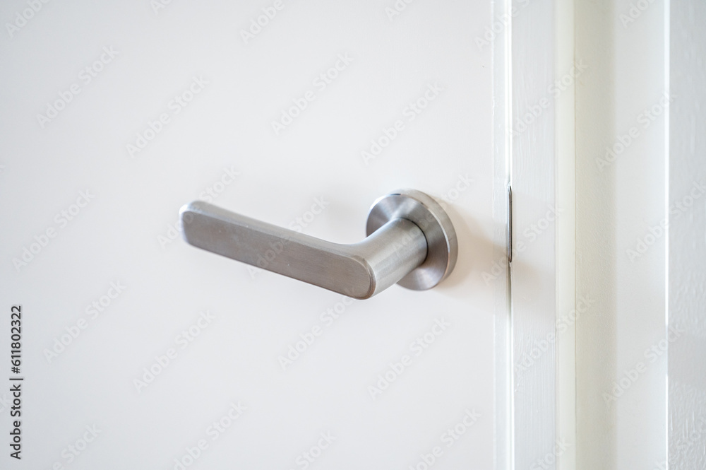 白いドア、ドアノブ|倉庫・扉 StockFoto Adobe Stock